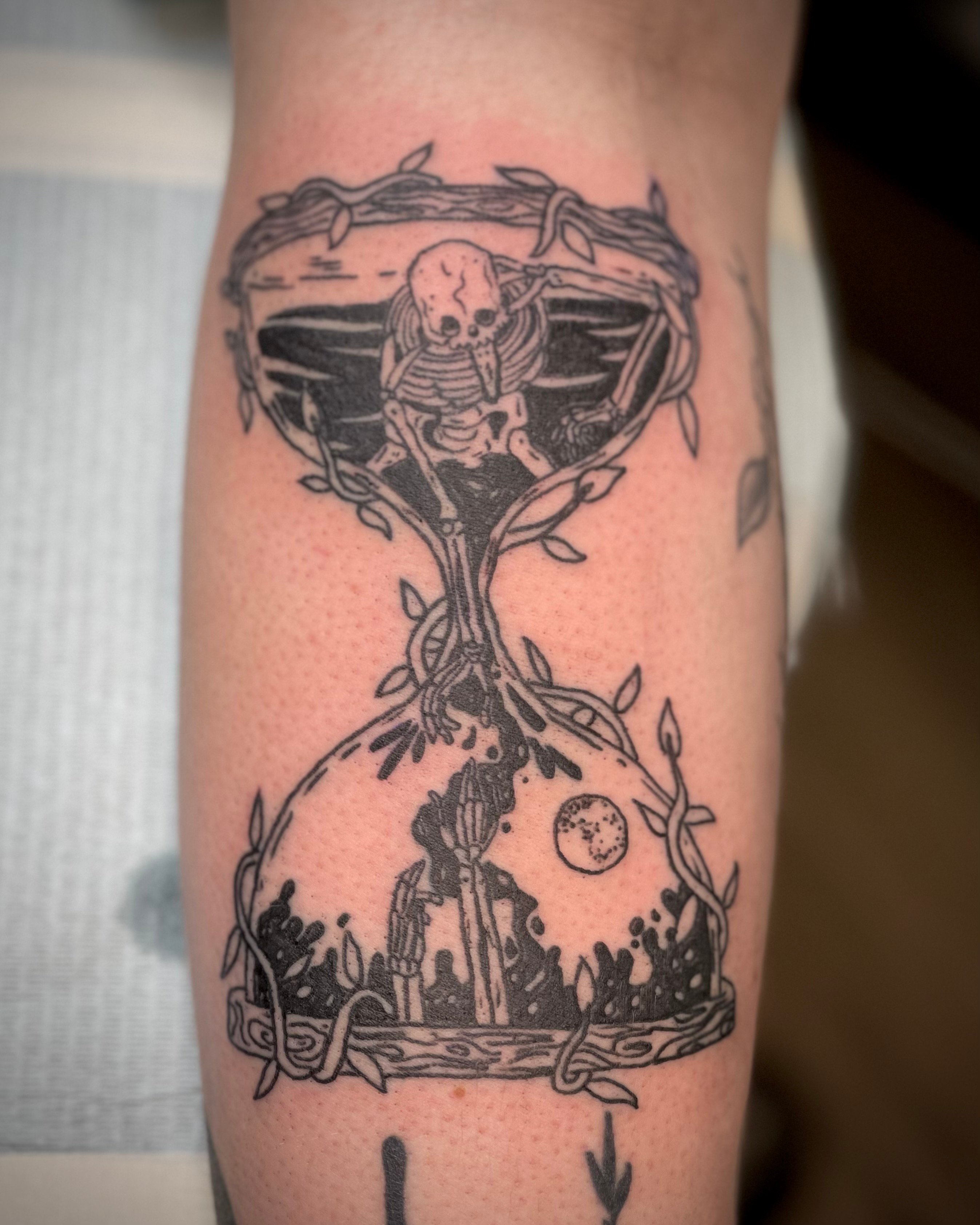 tatsbywes-skeleton-hourglass-tattoo